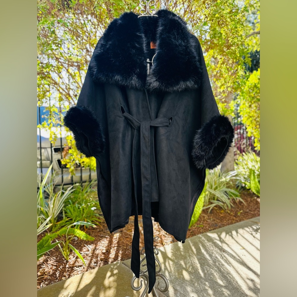 Elegant Black Cape with Faux Fur Trim